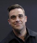 Robbie-Williams-cade-dal-palco-e-frattura-un-braccio-ad-una-fan