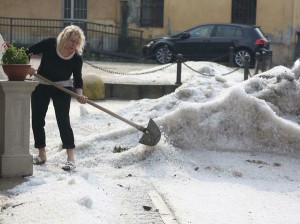 Provincia-di-Lecco-e-Brianza-a-ferragosto-violentissima-grandinata-come-se-fosse-neve