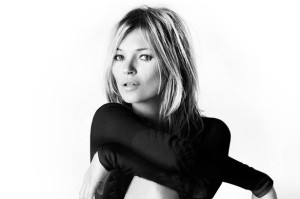 Kate-Moss-accende-la-notte-di-Ibiza-con-la-sua-bellezza-senza-età 