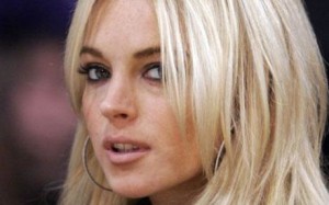 Lindsay-Lohan-a-Mykonos-fa-parlare-di-se-per-un-bikini-sbarazzino