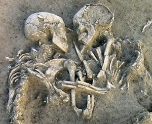 Leicestershire-scoperti-due-scheletri-che-da-700-anni-si-tengono-mano-nella-mano