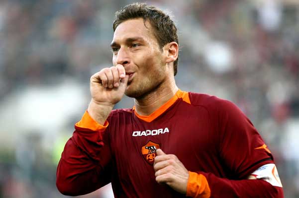 Francesco-Totti-riceve-complimenti-da-Renzi-per-gran-gol-contro- il-Manchester