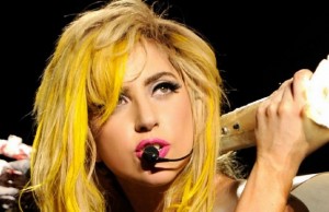 Lady-Gaga-torna-alle-sue-origini-costumi-sexy-e-spettacolo-a-Milano