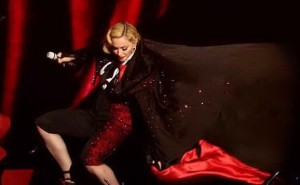 Milano-Fashion-Week-Armani-replica-a-Madonna-caduta-dal-palco-è-stata-colpa-sua