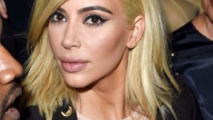 Kim-Kardashian-al-Parigi-Fashion-look-sexy -con-capelli-biondo-platino