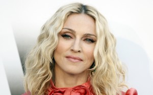 Madonna-da-Fazio-brindisi-con-vino-italiano-e-no-a-rose-gialle