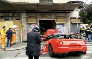 Roma-Ferrari-si-schianta-contro-una-vetrina-di-un-negozio