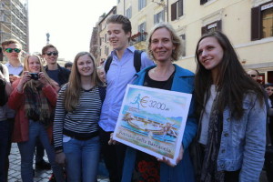 Roma-restauro-Barcaccia-gruppo-studenti-olandesi-dona-3.200-euro