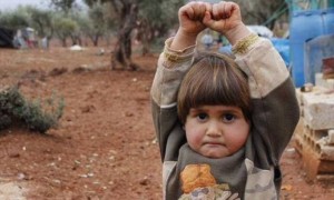 Siria-bambina-si-arrende-per-aver-scambiato-una-fotocamera-per-un-arma