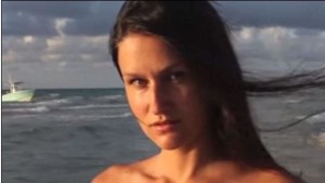 Miami-modella-posa-in-spiaggia-mentre-sbarcano-immigrati-clandestini