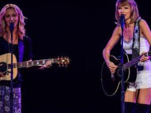 Taylor-Swift-duetto-sulle-note-di-gatto-rognoso-con-Lisa-Kudrow