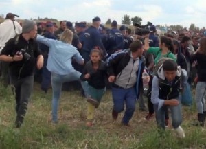 Ungheria-reporter-chiede-scusa-dopo-aver-preso-a-calci-profughi