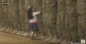 Usa-bimba-corre-dal-padre-e-abbraccia-il-papà-soldato-tornato-dal-Kuwait, video