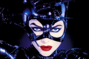 Lei-vestita-da-Catwoman-propone-vieni-da-me-lui-le-preferisce-la-playstation