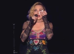 Madonna-spettacolo-e-commozione-a-Torino-per-omaggio-vittime-di-Parigi