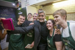 George-Clooney-mancia-d-oro-di-mille-dollari-in-Scozia-al-bar-dei-senzatetto