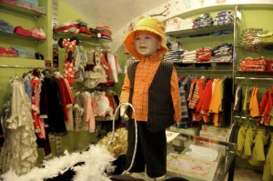 Amazon-choc-in-vendita-per-Carnevale-il-costume-del-piccolo-profugo