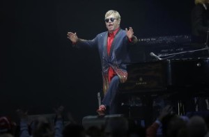 Elton-John-si-esibisce-in-una-stazione-metro-e-poi-regala-pianoforte
