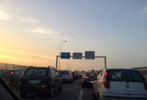 Incidente sulla tangenziale di Bari, si ribalta auto con traino paninoteca, traffico bloccato