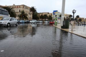 Maltempo situazione drammatica in alcune zone di Bari, Molfetta e Corato dove si gira con i gommoni, a rischio Bari – Trapani
