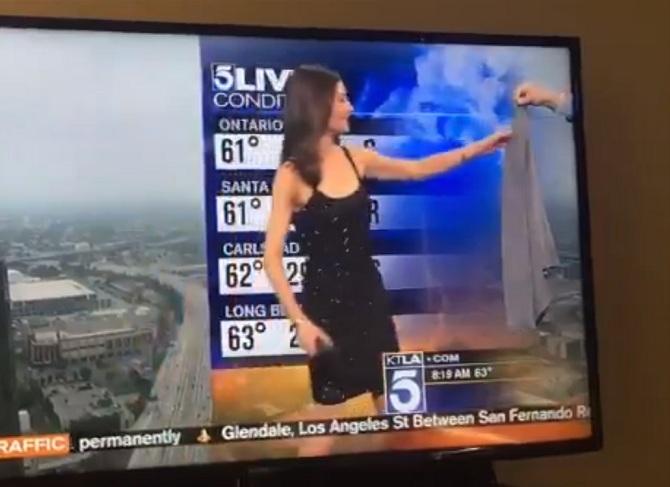 Meteorologa per la produzione è vestita troppo sexy, costretta a indossare un golf in diretta tv