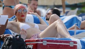 Jennifer Lopez a 46 anni mostra il suo fisico da urlo sulle spiagge di Miami