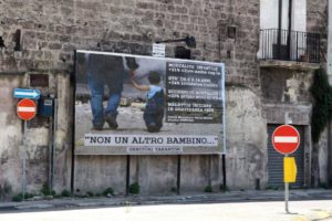Taranto, un nuovo manifesto con i dati disarmanti sulla mortalità infantile e con la scritta “Non un altro bambino abbia ancora  ad ammalarsi o a morire!”