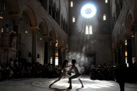 “Petali di luce: riflessi di misericordia”, grande spettacolo di luci in Cattedrale per il giorno più lungo dell’anno