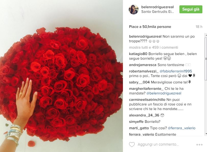 Belen Rodriguez riceve un mazzo di rose rosse da un misterioso spasimante, i bookmaker pesano che possa essere Valentino Rossi