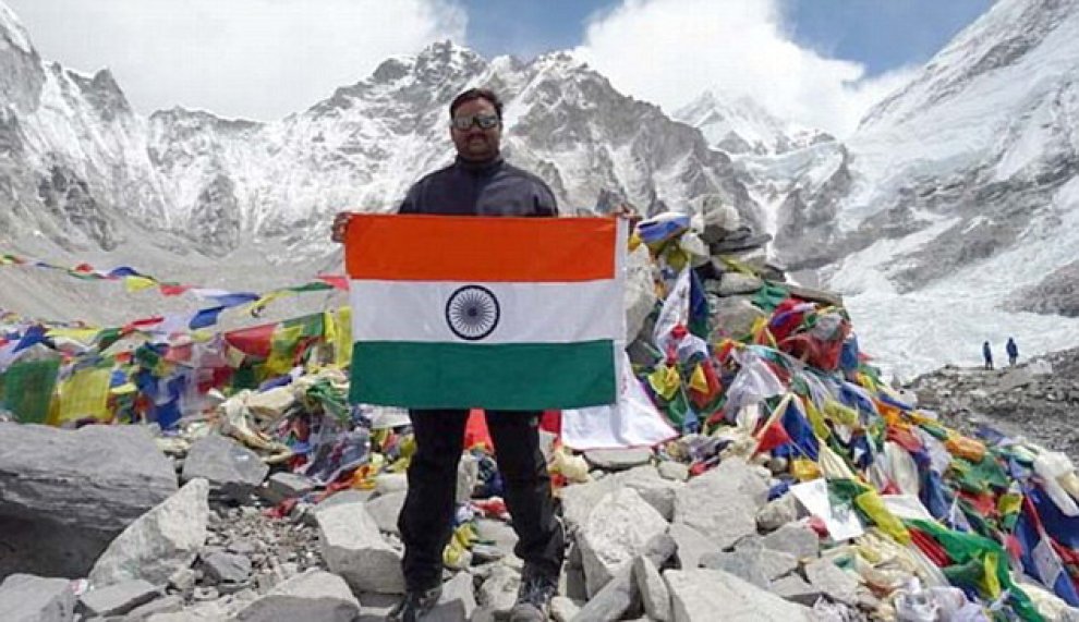 In cima all'Everest ma con Photoshop, coppia indiana nei i guai