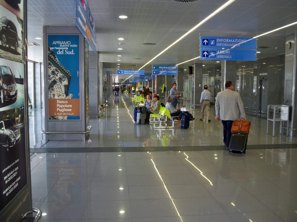 Terrore a Brindisi, evacuato per allarme bomba l’aeroporto, caos e fuggi fuggi tra i passeggeri