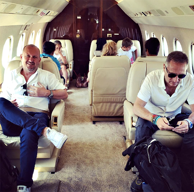 Paolo Bonolis e famiglia raggiungono Formentera con un lussuoso aereo, la rabbia del web