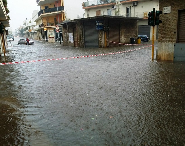 Nubifragio e bombe d’acqua in provincia di Bari, a Grumo chicchi di grandine come uova a Noicattaro situazione drammatica