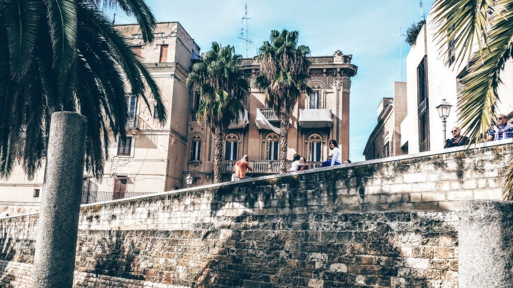 A Bari la Muraglia cade a pezzi per l’inerzia del comune provocando grosso pericolo per i passanti