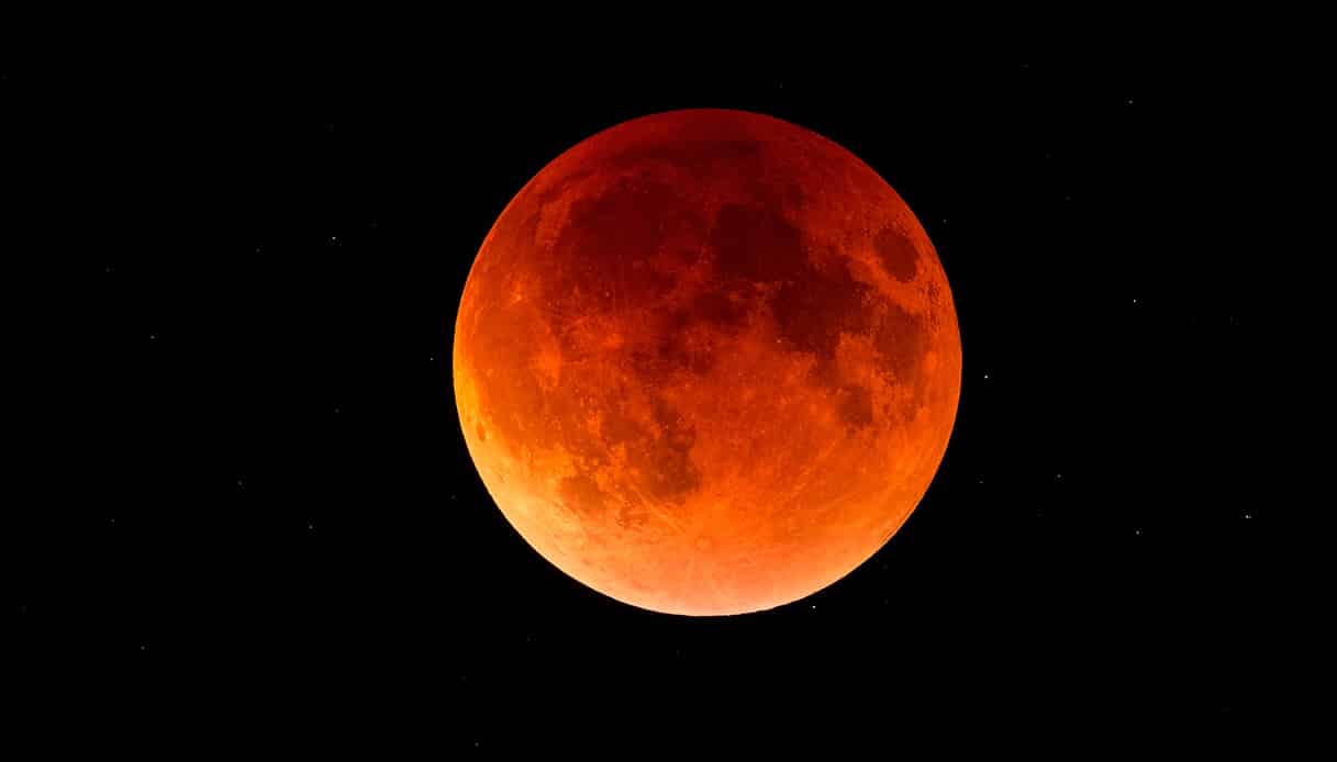 Super Luna Rosa tutti gli occhi puntati al cielo per vedere uno spettacolo unico