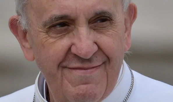 Papa Francesco riceve un disegno da un bambino raffigurante la grotta di Betlemme e lo chiama per ringraziarlo