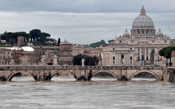 Nubifragio Roma oggi in tempo reale: ultimi aggiornamenti allagamenti, viabilità, metrò e piena Tevere