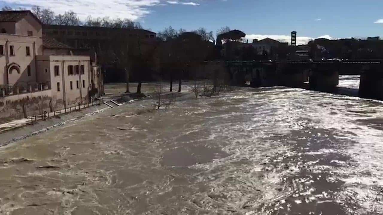 Nubifragio Roma oggi: ultimi aggiornamenti in tempo reale viabilità strade, Gra, metro, treni e piena Tevere