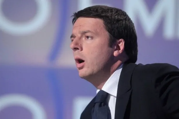 Renzi-imita-Berlusconi-video-news-immagini-recita-riproposte-da-“Striscia-la-Notizia”