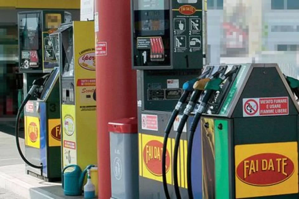 Un distributore di carburante a Palermo ha erogato benzina gratuitamente a causa di un guasto, causando un furto di oltre 3.000 litri.