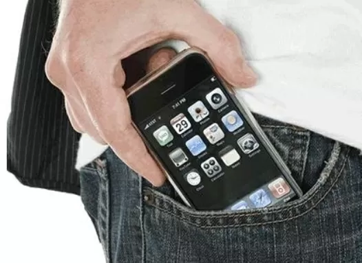 Cellulare-in-tasca-recenti-studi-dimostrano-che-gli-uomini-rischiano-l-infertilità