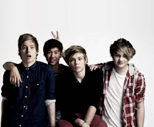 5-Second-Of-Summer-conquistano-il-pubblico-italiano-con-aiuto-dei-One-Direction