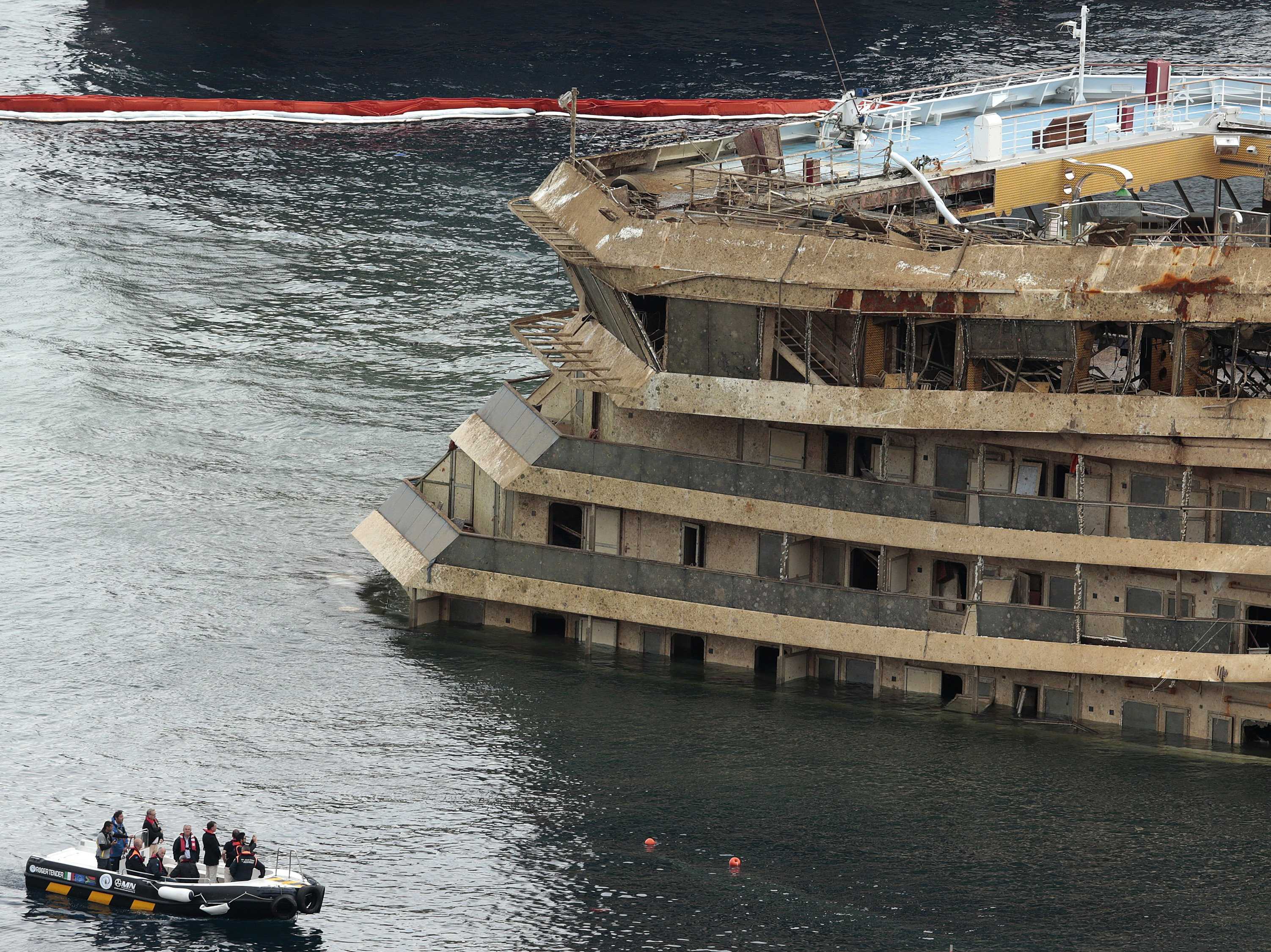 Costa-Concordia-al-via-operazioni-rigalleggiamento-tra-sette-giorni-sarà-trainata-a-Genova