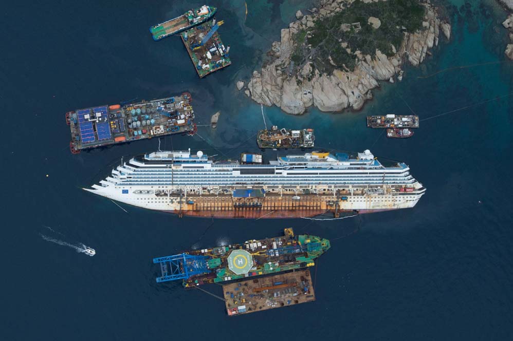 Costa Concordia torna a rigalleggiare presto inizierà l’ ultimo viaggio verso Genova