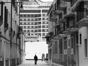 Gianni-Berengo-Gardin-a-Milano-con-la-mostra-denuncia-Mostri-a-Venezia