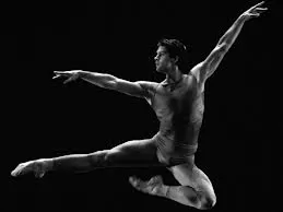 Roberto-Bolle-si-esibirà-oggi-a-Trieste-con-i-“Friend”-in-3D