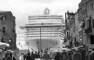 Gianni-Berengo-Gardin-mostra-a-Milano-contro-passaggio-navi-da-crociera-a-Venezia