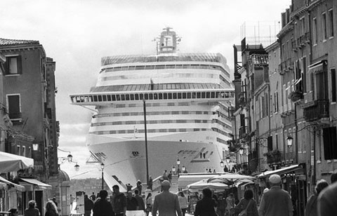 Gianni-Berengo-Gardin-mostra-a-Milano-contro-passaggio-navi-da-crociera-a-Venezia
