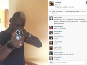 Balotelli-ultima-bravata-posta-foto-su-Instragram-con-fucile-spianato-l’ira-di-Galiani