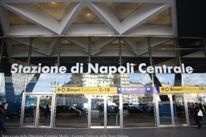 Napoli-agguato-in-stazione-accoltellato-tifoso-della-Roma